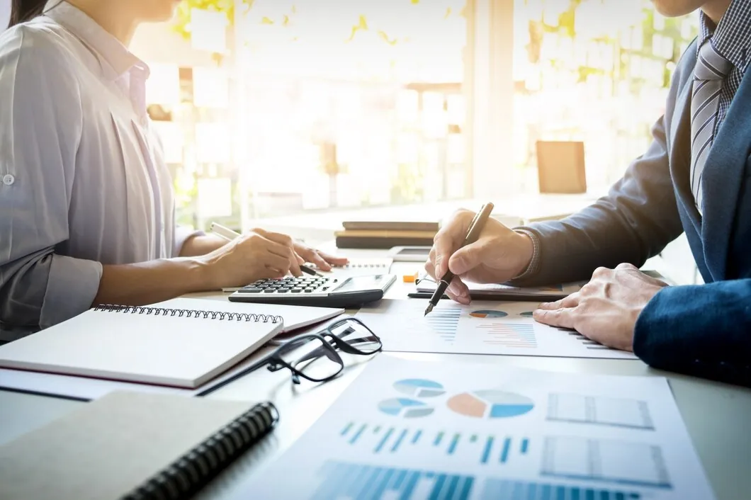 Reunión de asesoramiento financiero con gráficos y calculadora