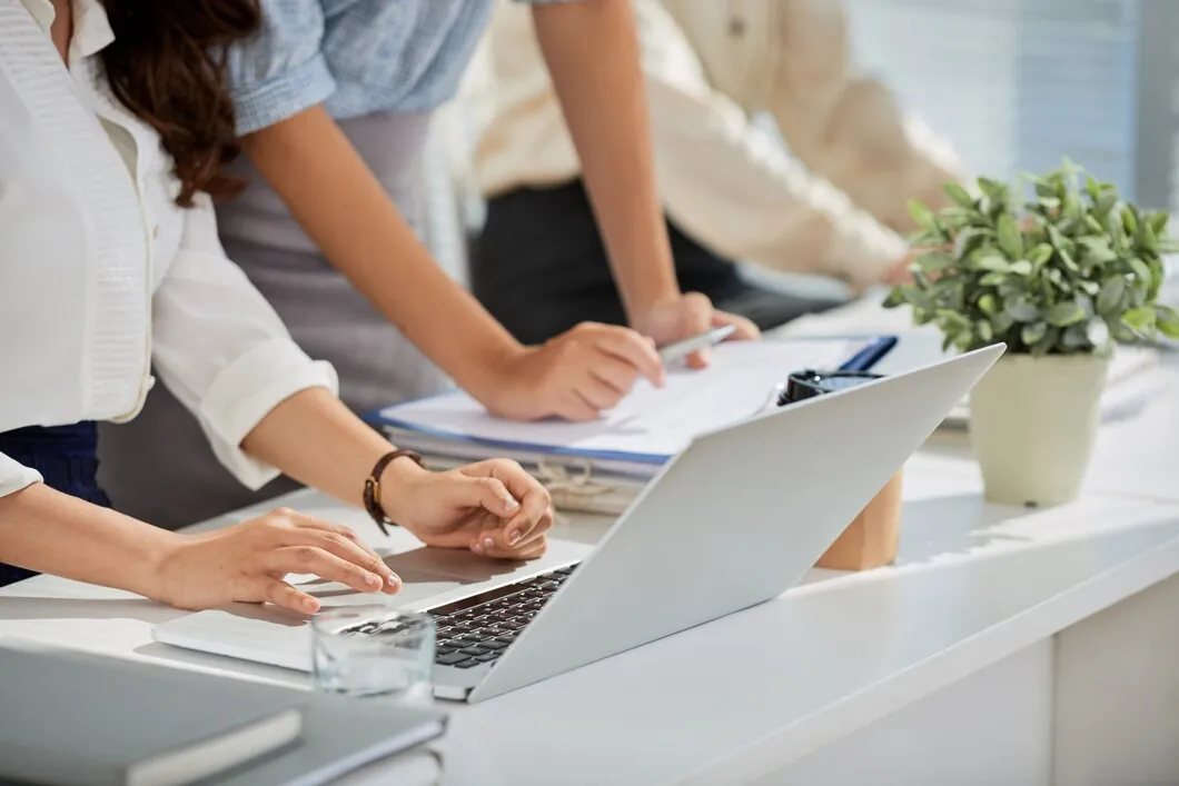 Equipo de consultoría trabajando con un portátil