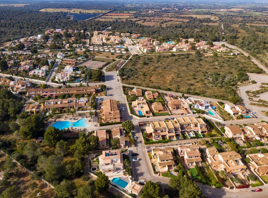 Urbanización de viviendas con piscinas vista desde el aire